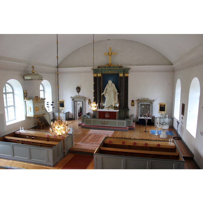 Source caption: "Kyrkorum i Hagby kyrka." -- showing the baptismal font and cover in the southeast corner