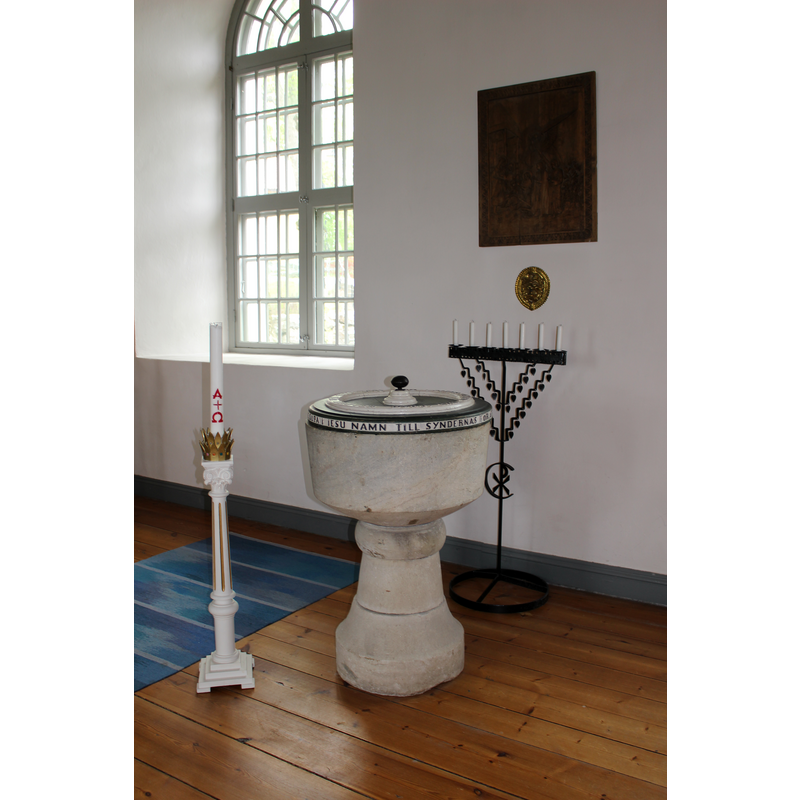 Source caption: "Dopfunten vid södra korväggen i Hagby kyrka."