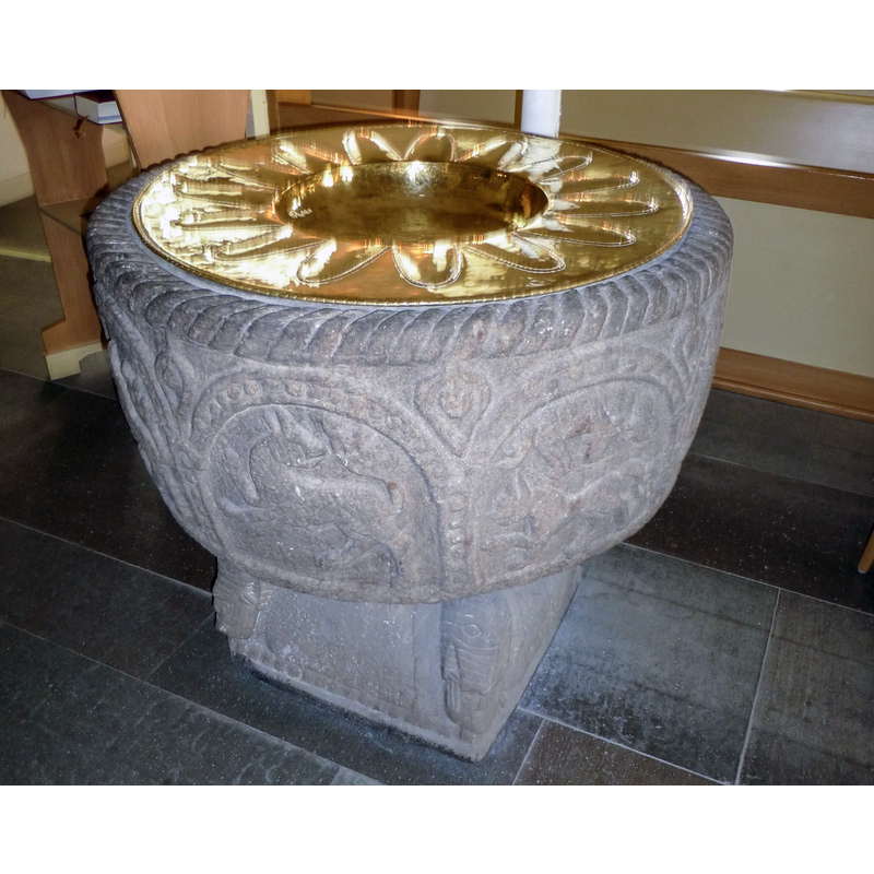 Source caption: " Ljungby kyrka, Kronobergs län.Dopfunt i sandsten från 1300-talet. Runt över kanten löper ett band av valvbågar och fantasidjur."