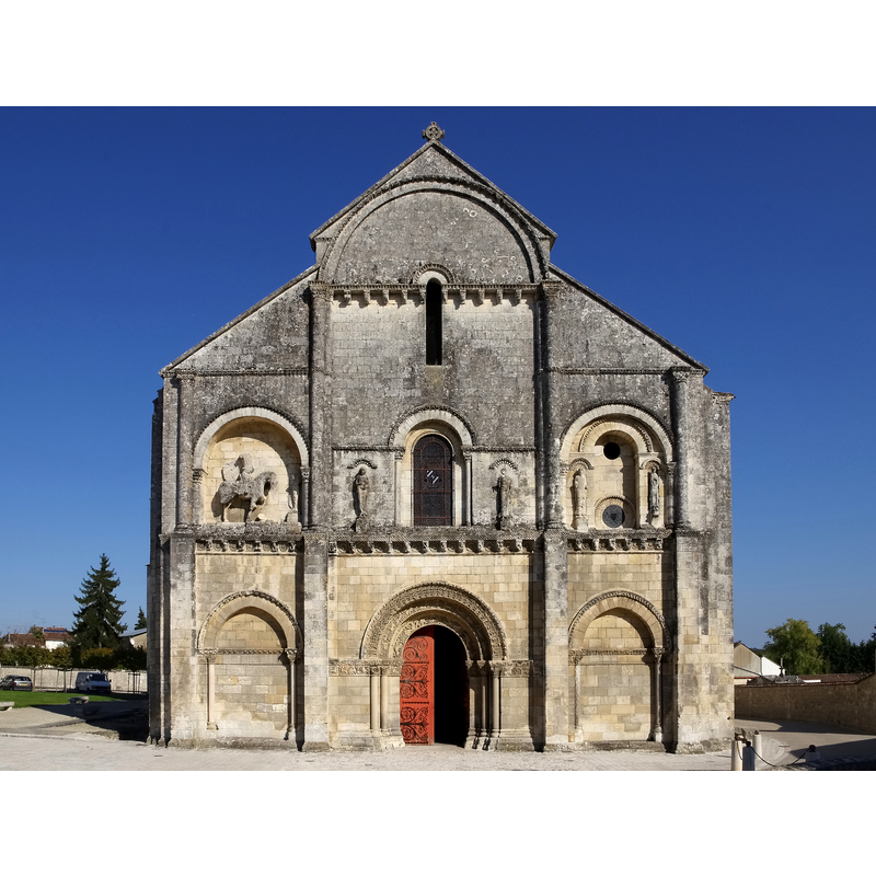 Source caption: "Façade de l'église Saint-Pierre de Châteauneuf-sur-Charente, France."