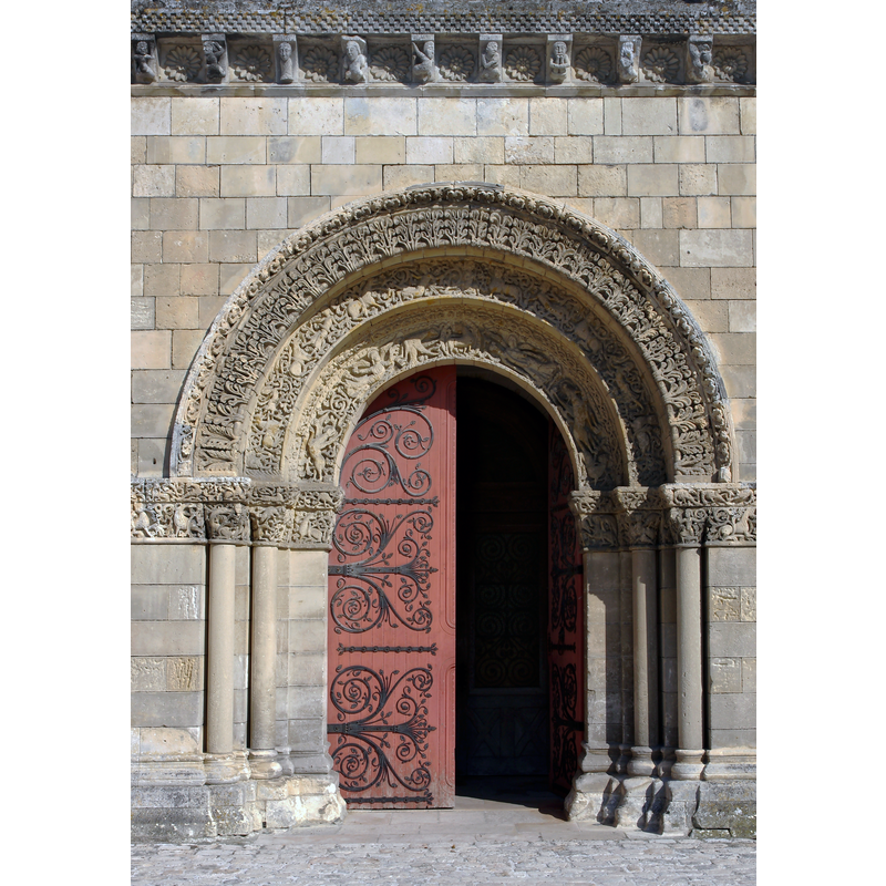 Source caption: "Portail, tympan et modillons de l'église Saint-Pierre (XIIe et XVe siècle) de Châteauneuf, Charente, France. Pentures et heurtoir par Pierre Boulanger."