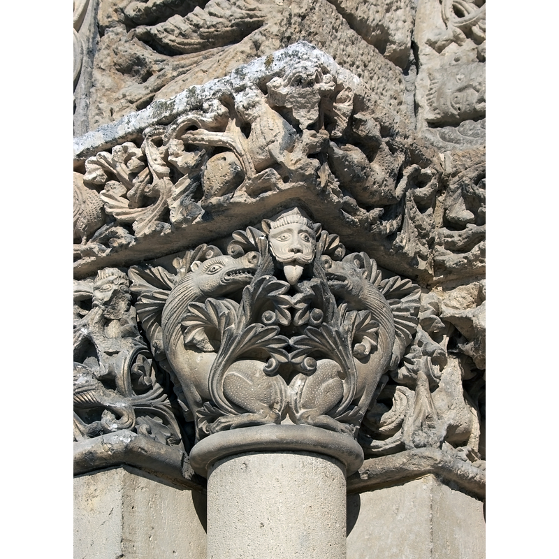 Source caption: "Chapiteau du portail de l'église Saint-Pierre (XIIe et XVe siècle) de Châteauneuf, Charente, France"