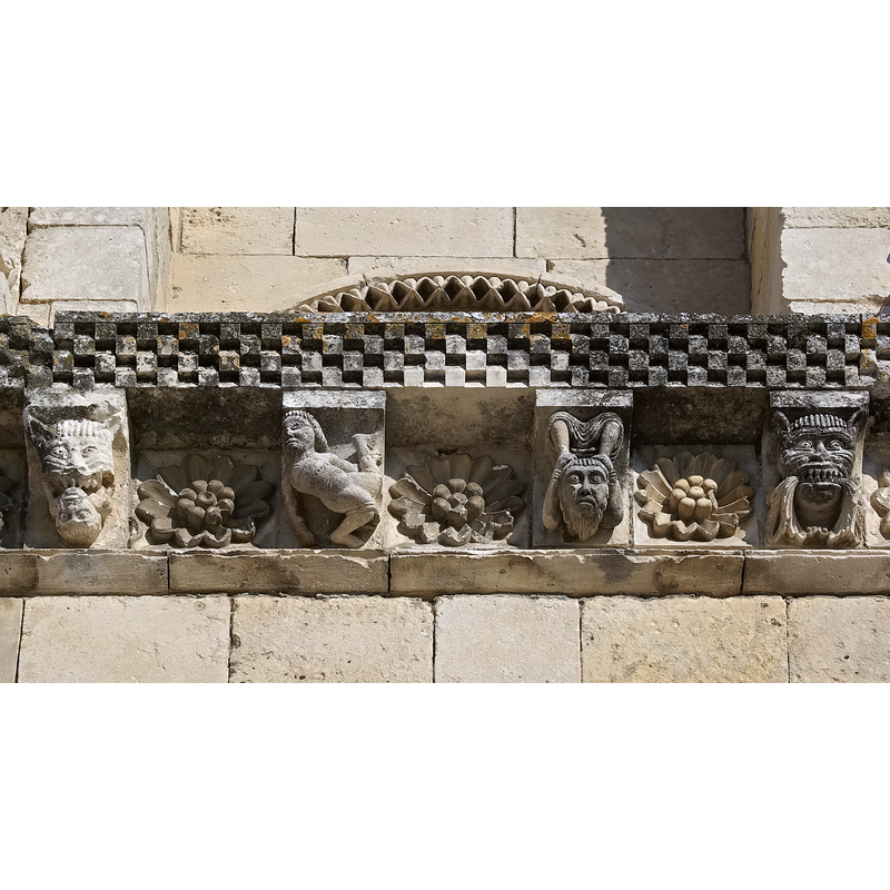 Source caption: "Frise avec modillons, façade de l'église Saint-Pierre (XIIe et XVe siècle) de Châteauneuf-sur-Charente, France."
