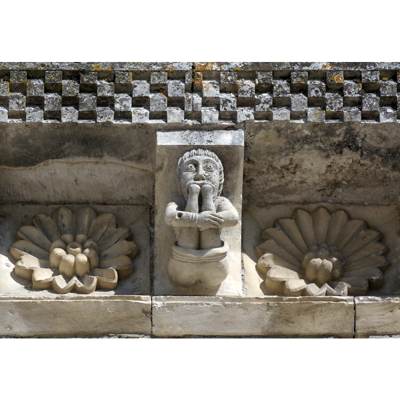 Source caption: "Modillon, façade de l'église Saint-Pierre (XIIe et XVe siècles) de Châteauneuf-sur-Charente, France."