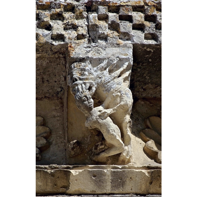Source caption: "Modillon, façade de l'église Saint-Pierre (XIIe et XVe siècles) de Châteauneuf-sur-Charente, France."