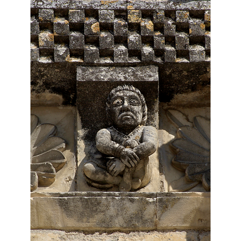 Source caption: "Modillon, façade de l'église Saint-Pierre (XIIe et XVe siècles) de Châteauneuf-sur-Charente, France."