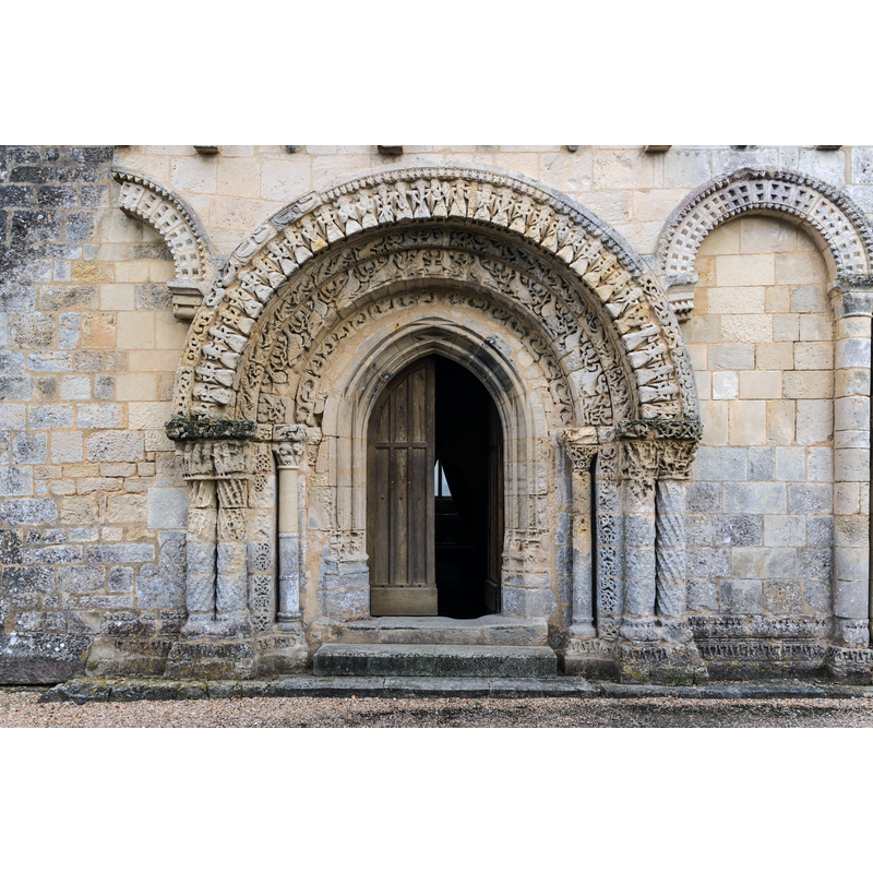 Source caption: " Le portail roman de l'église Notre-Dame d'Avy, Charente-Maritime."