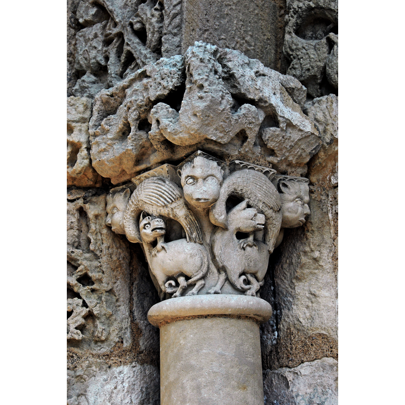 Source caption: "Avy, Kapitell, links vom Portal"