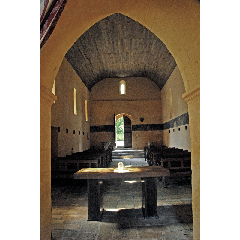 Source caption: "Avy, Dorfkirche,Schiff zum Portal"
