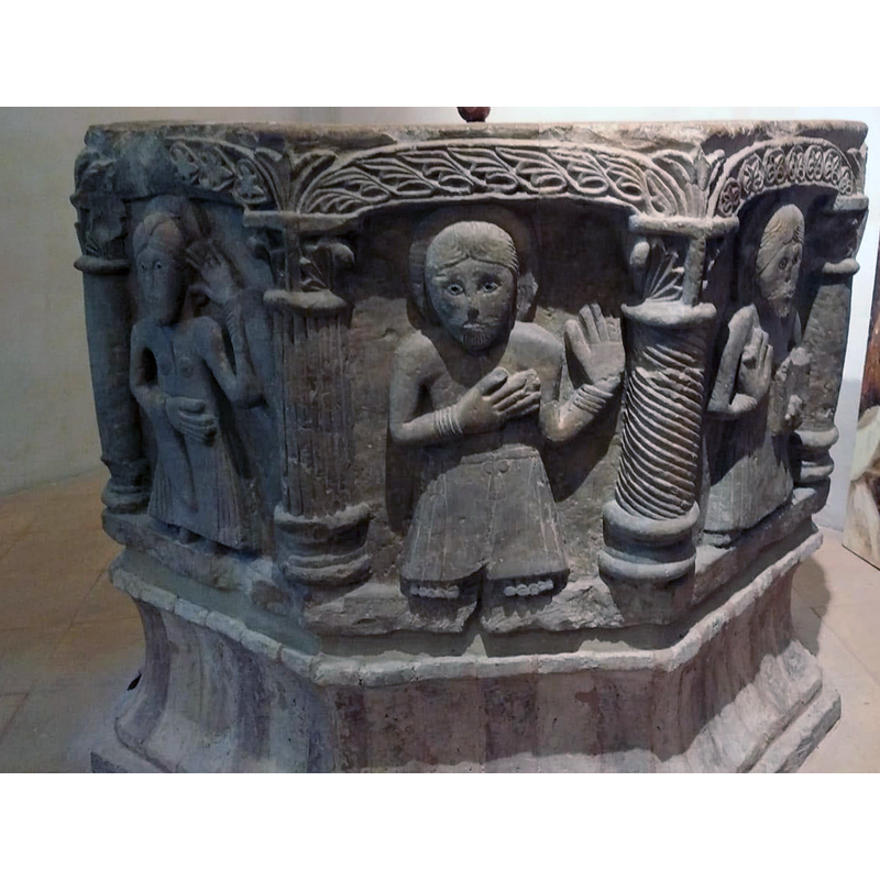 the arch-heads and the columns are patterned but the patterns vary