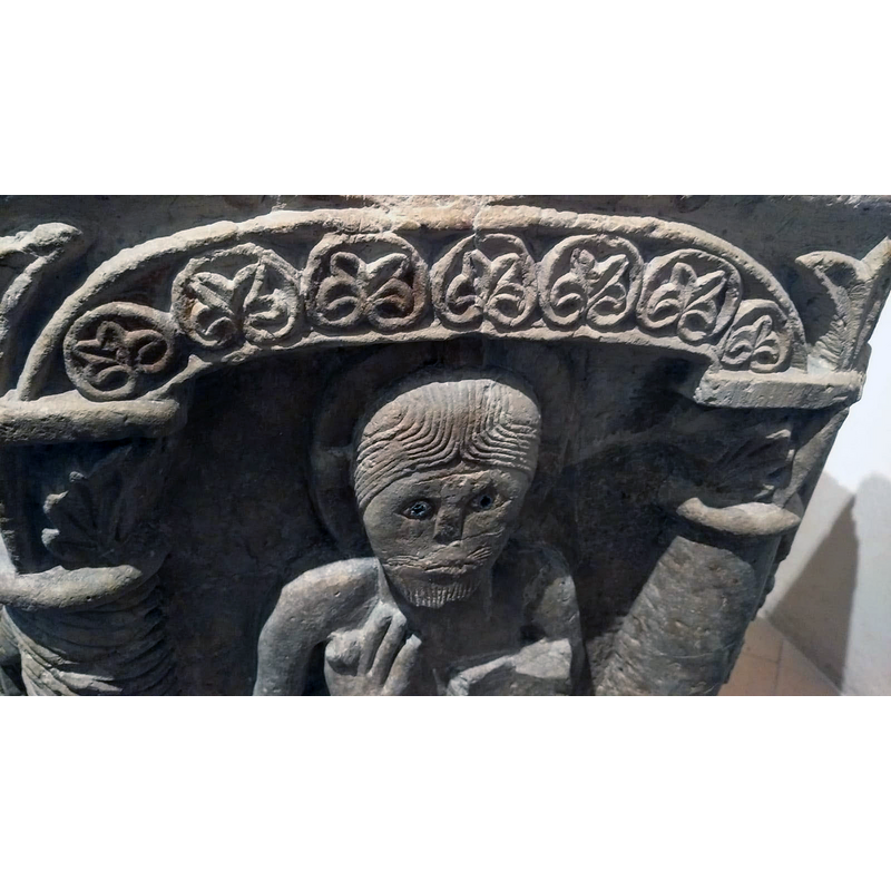 the arch-heads and the columns are patterned but the patterns vary