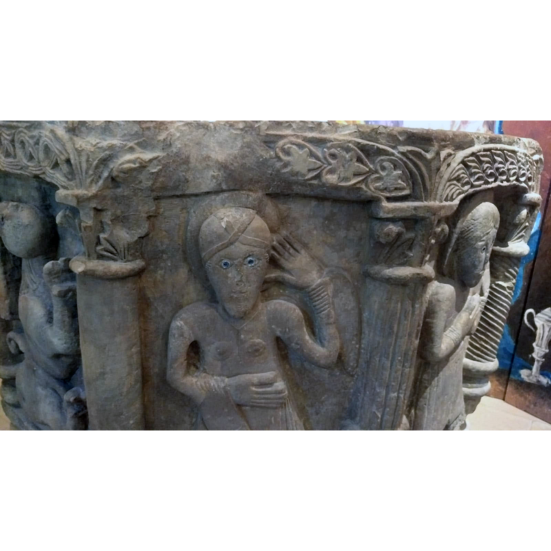 the arch-heads and the columns are patterned but the patterns vary