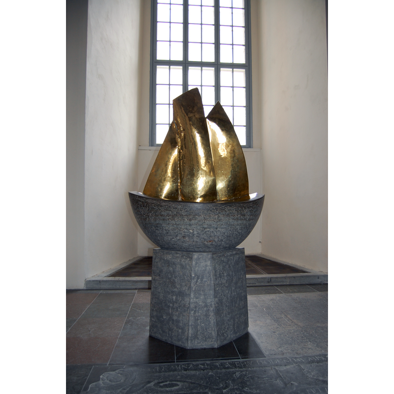 Source caption: "Kalmar Domkyrka.Dopfunten i form av ett skepp är ett verk av Erik Sand."