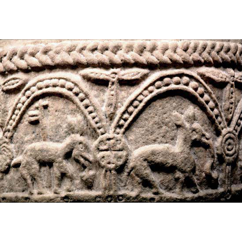 seen here in the left arch, passant to the right
