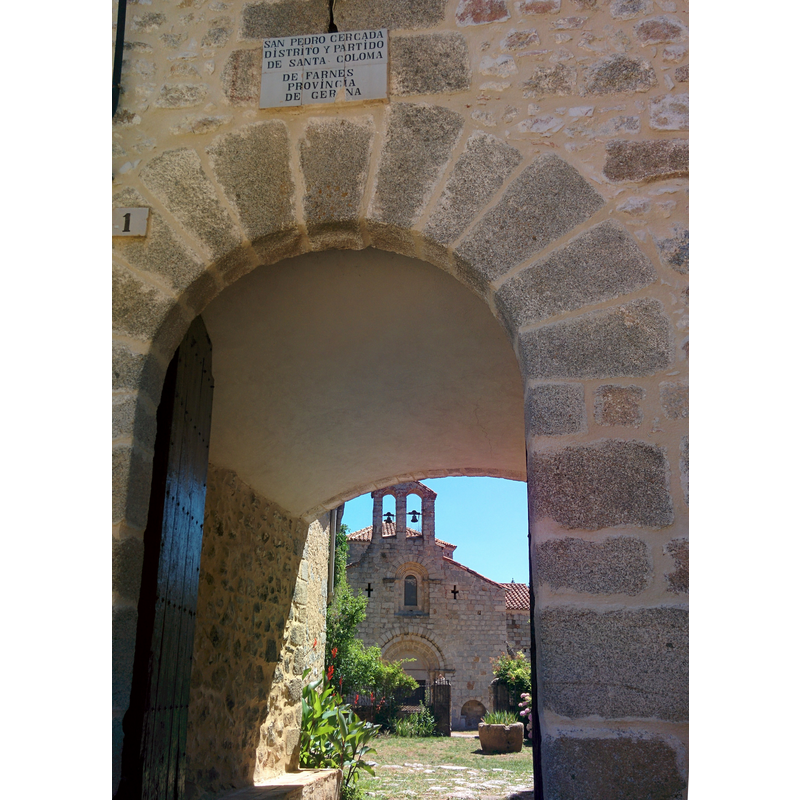 Source caption: "Església de Sant Pere Cercada (Santa Coloma de Farners)" -- showing the west portal and the old font through the arch