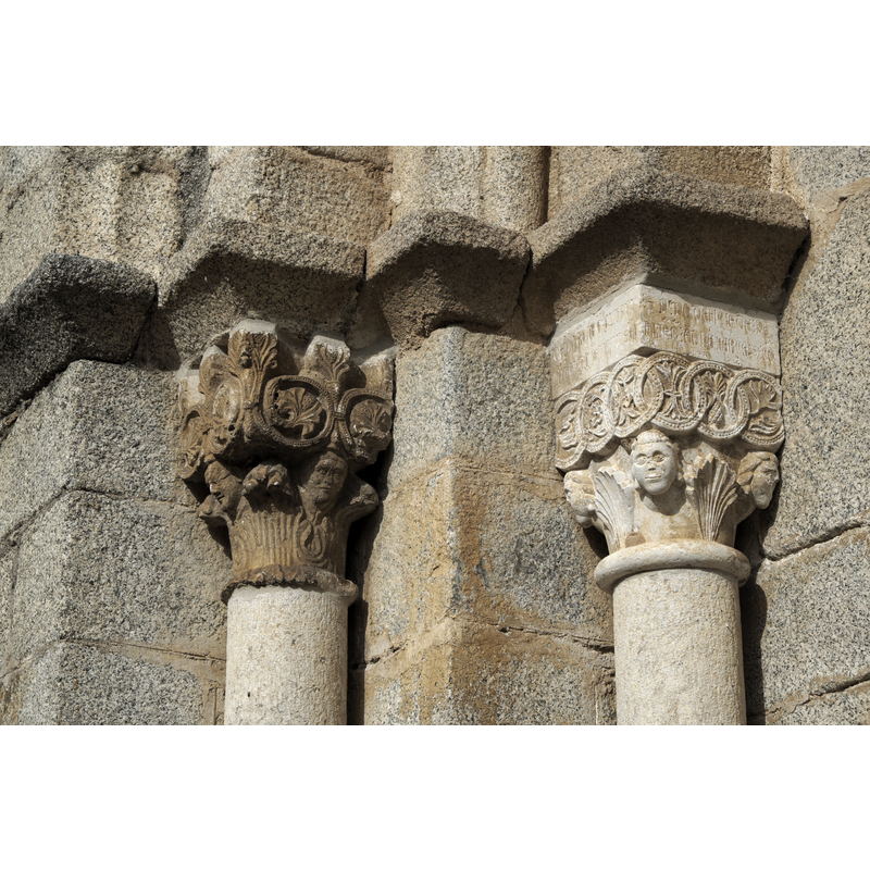 Source caption: "Ehemalige Klosterkirche Sant Pere Cercada in Santa Coloma de Farners in der Provinz Girona (Katalonien/Spanien), Kapitelle am Portal"