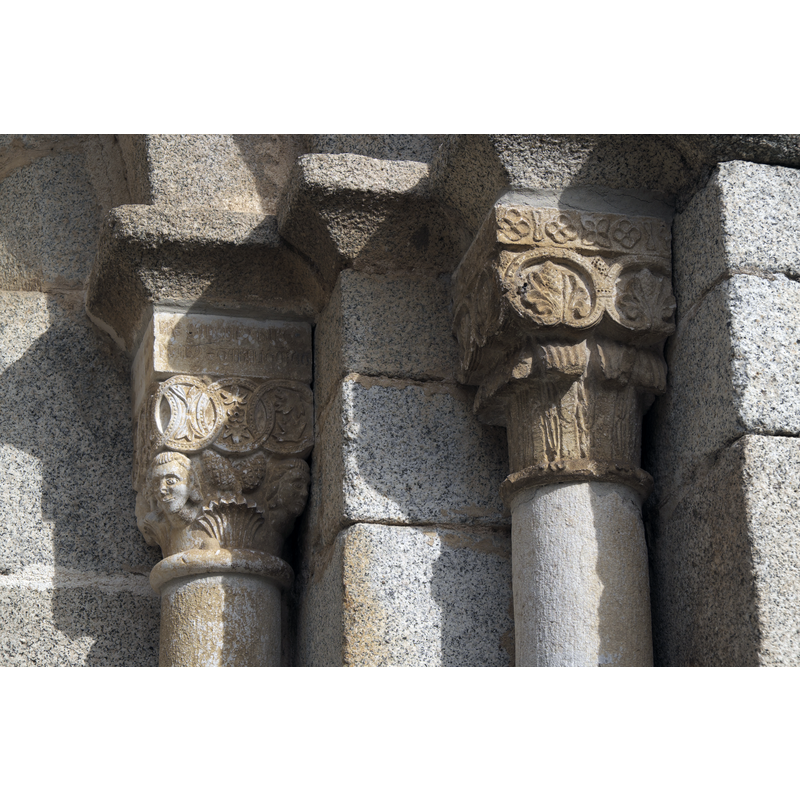 Source caption: "Ehemalige Klosterkirche Sant Pere Cercada in Santa Coloma de Farners in der Provinz Girona (Katalonien/Spanien), Kapitelle am Portal"