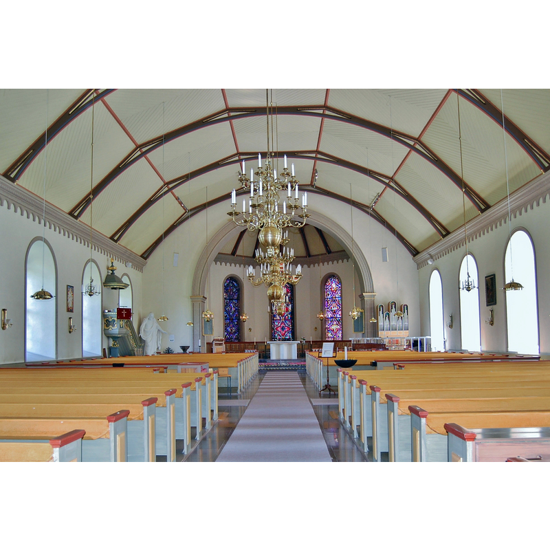 Source caption: "Madesjö kyrka.Interiör mot öster." -- the basin of the font is visible in the northeast corner, next to the replica copy of Thorvaldsen's Kristus