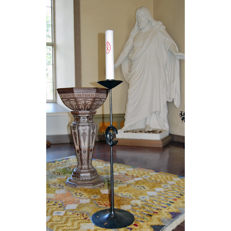 Source caption: "Madesjö kyrka.Dopfunten." -- with the replica copy of Thorvaldsen's Kristus behind