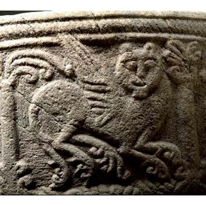 a second winged lion, just to the right of the other one; its folriated tailin the same position as the previous one; passant to the right but gardant