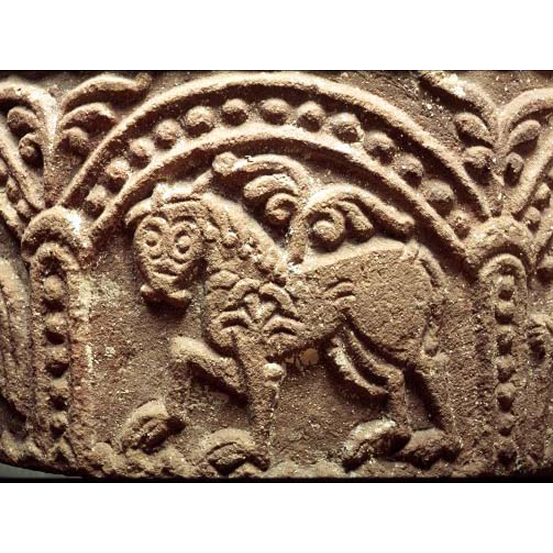 passant to the left; the long tail goes down between the hind legs and its plant-like end come up behing its middle