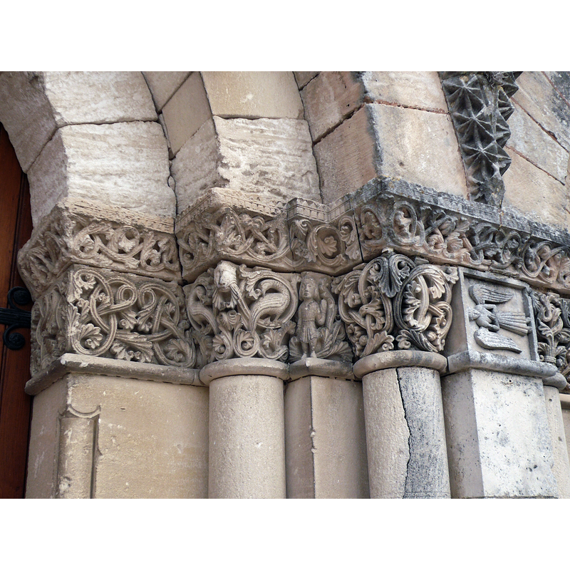 Source caption: "Détail des chapiteaux du portail occidental de l'église Saint Martin de Gensac-la-Pallue (Charente)"