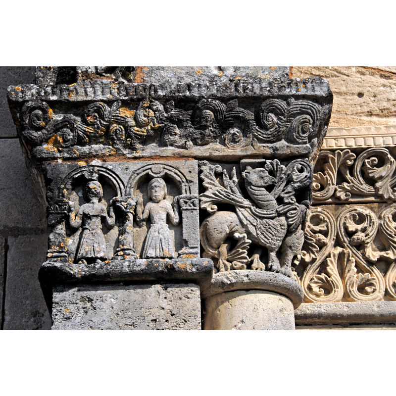 Source caption: "Genzac-la-Pallue, Kapitell u. Kapitellband, linkes Scheinportal, limks"