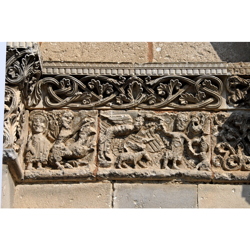 Source caption: "Genzac-la-Pallue, Kapitellband im linken Scheinportal"