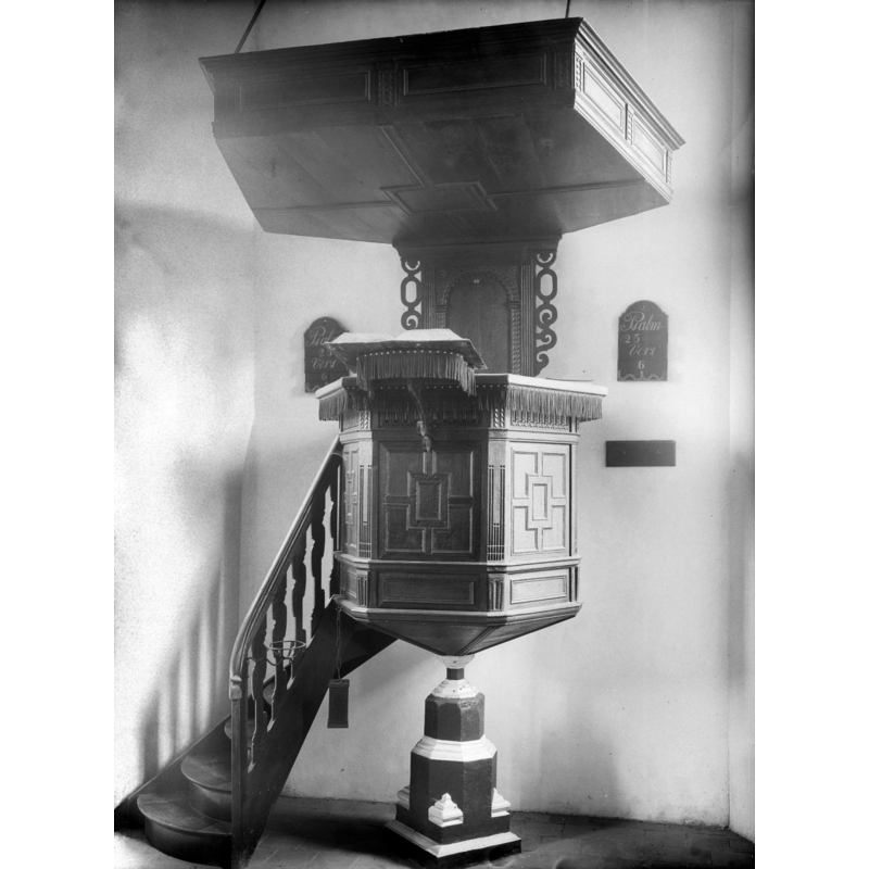 Source caption: "Nederlands Hervormde Kerk: Interieur, preekstoel"