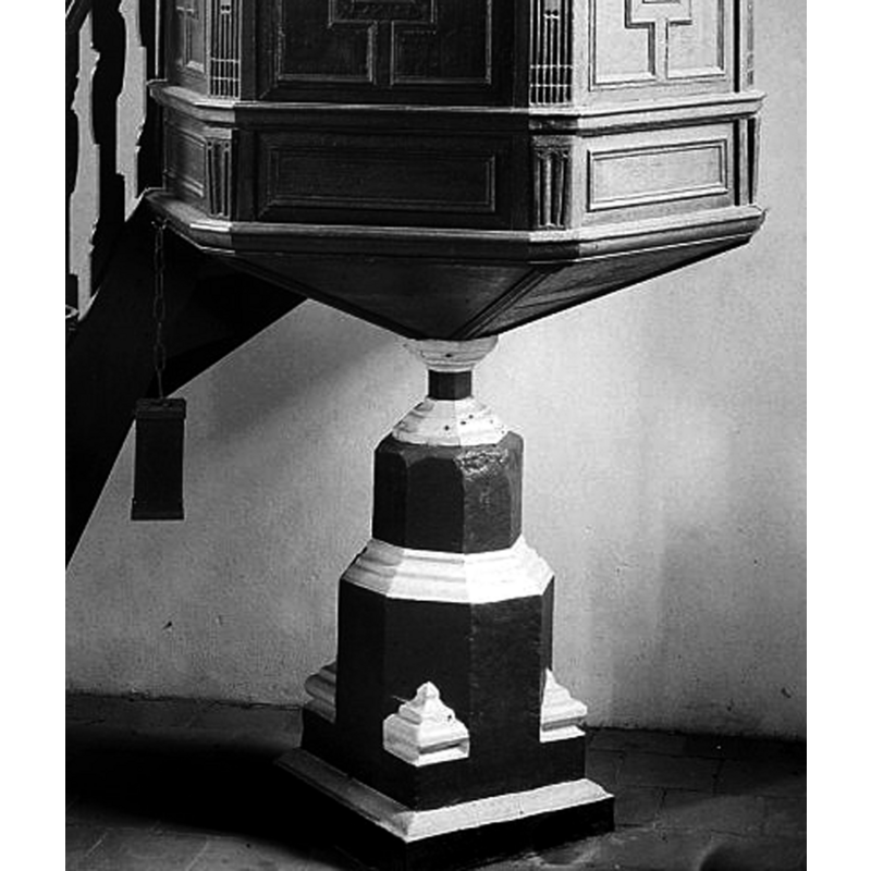 showing the former base of the 15thC font being used as base for the 17thC pulpit