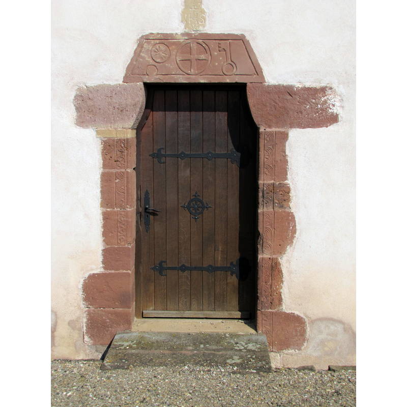 Source caption: "Alsace, Bas-Rhin, Avolsheim, Molsheim, Église Saint-Pierre dite Dompeter (PA00084594, IA67006175). Porte latérale sud romane (XIe): Motifs du linteau: oméga, soleil, croix grecque et clé."