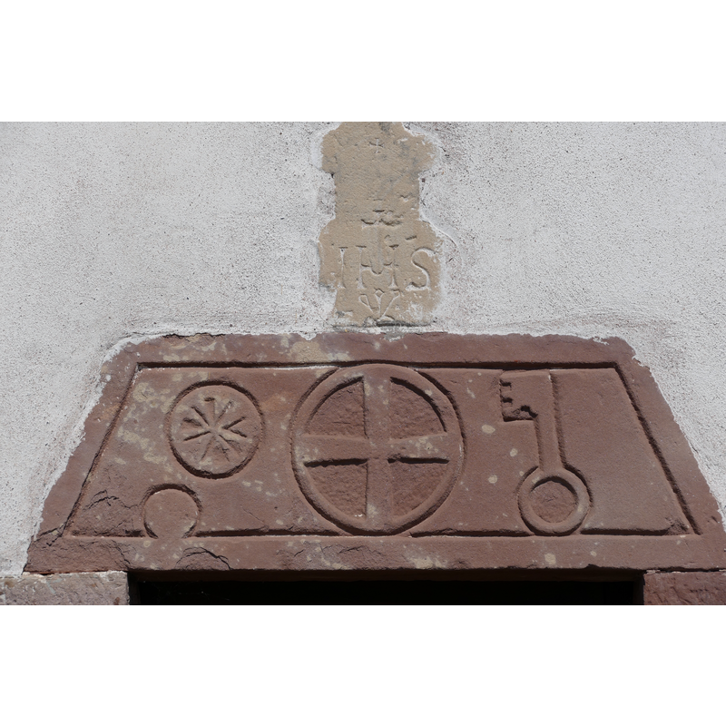 Source caption: "Alsace, Bas-Rhin, Avolsheim, Molsheim, Église Saint-Pierre dite Dompeter (PA00084594, IA67006175). Porte latérale sud romane (XIe): Motifs du linteau: oméga, soleil, croix grecque et clé."
