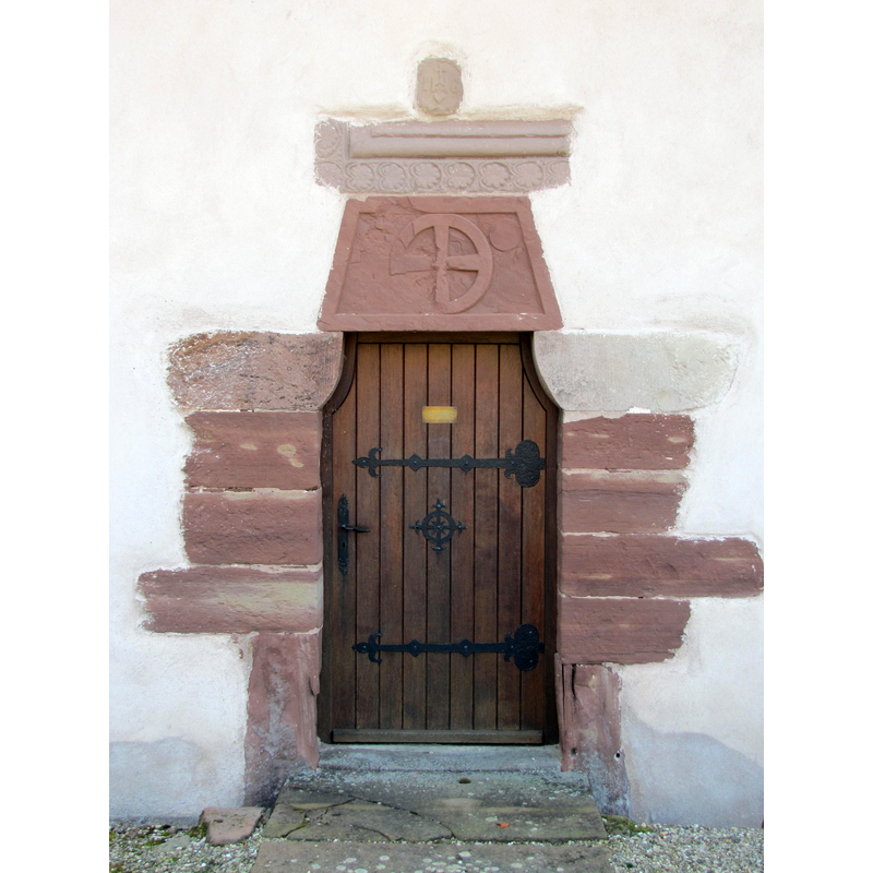 Source caption: "Alsace, Bas-Rhin, Avolsheim, Molsheim, Église Saint-Pierre dite Dompeter (PA00084594, IA67006175). Porte latérale romane (XIe): Motifs du linteau trapézoïdal avec croix grecque."