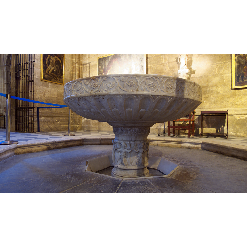 Source caption: "Pila bautismal (s. XVI), colocada en el interior de la capilla de San Antonio de la catedral de Sevilla, (España)."