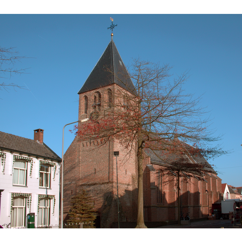 Source caption: "De stoere Hervormde kerk in de Kerkstraat in Geldermalsen."
