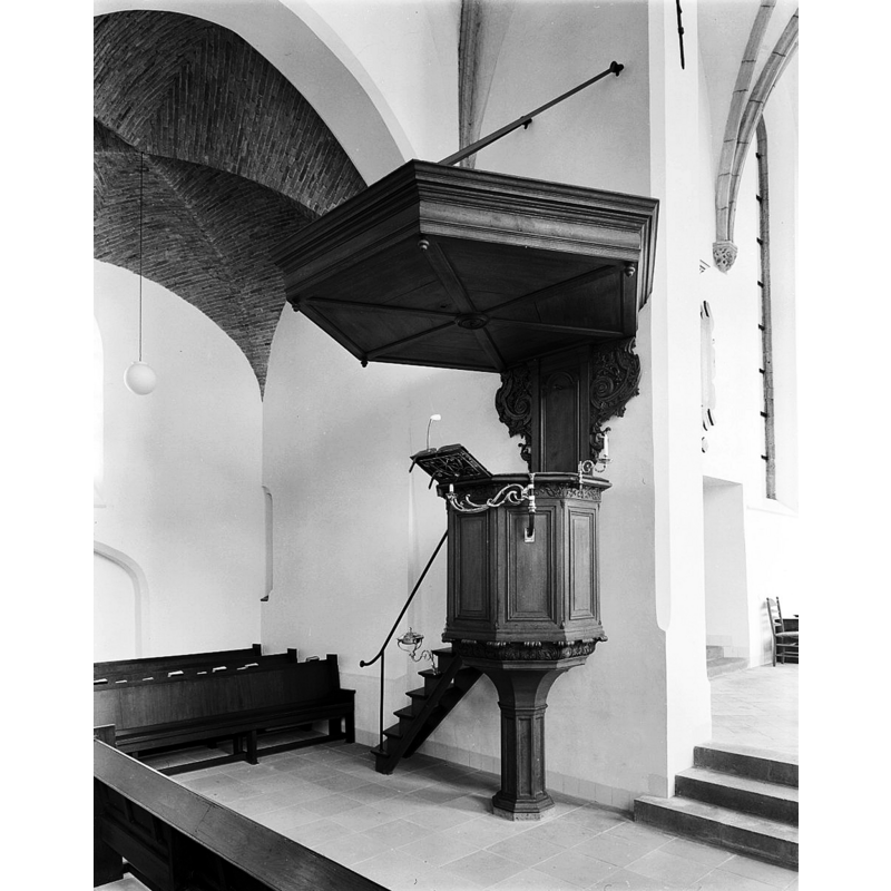 the baptismal font had been removed from the pulpit before October 1939