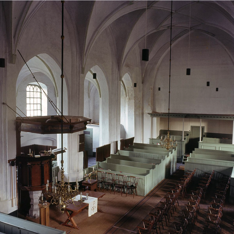 Source caption: "Hervormde Stefanuskerk: Interieur, overzicht schip met preekstoel" [NB: the base of the pulpit is a stone baptismal font]