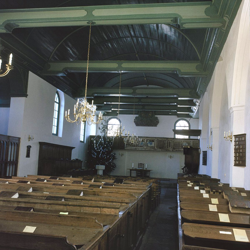 Source caption: "Nederlands Hervormde Kerk: Interieur, overzicht naar het oosten" -- showing the modern font in the far left corner, by the Christmas tree