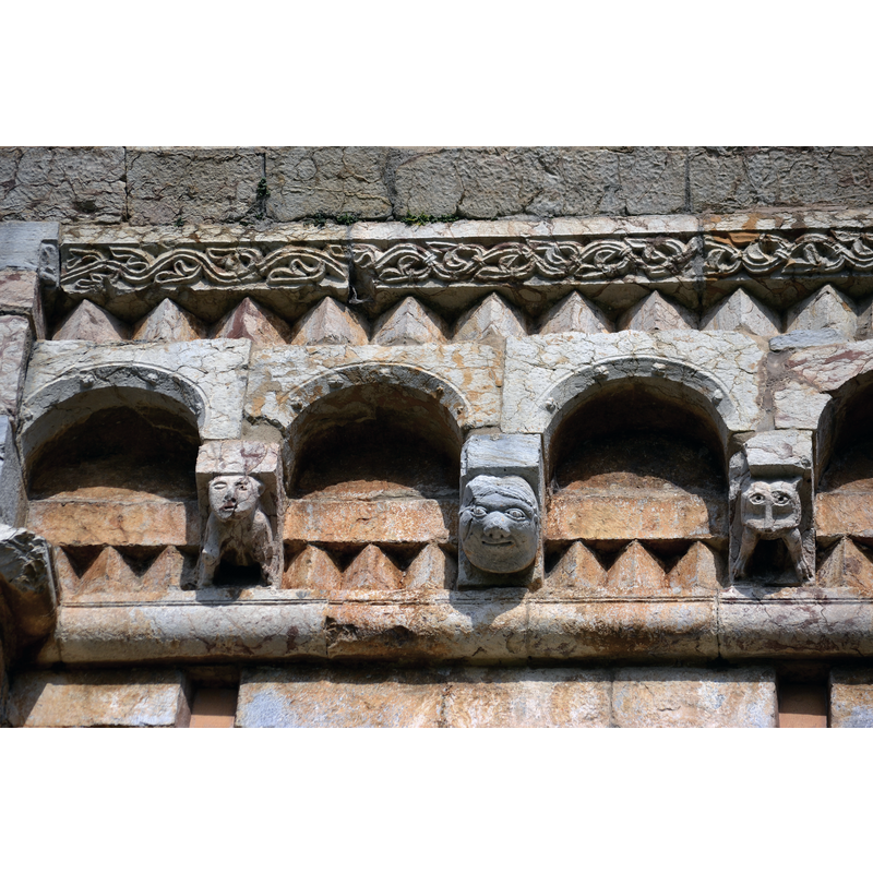 Source caption: "Església de Santa Cecília (Molló), detall del fris"