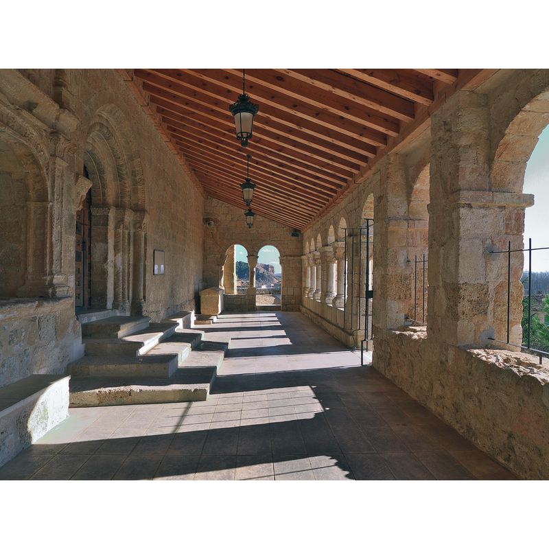 Source caption: "Presenta nueve arcos con capiteles en los que aprecia influencia mudéjar."