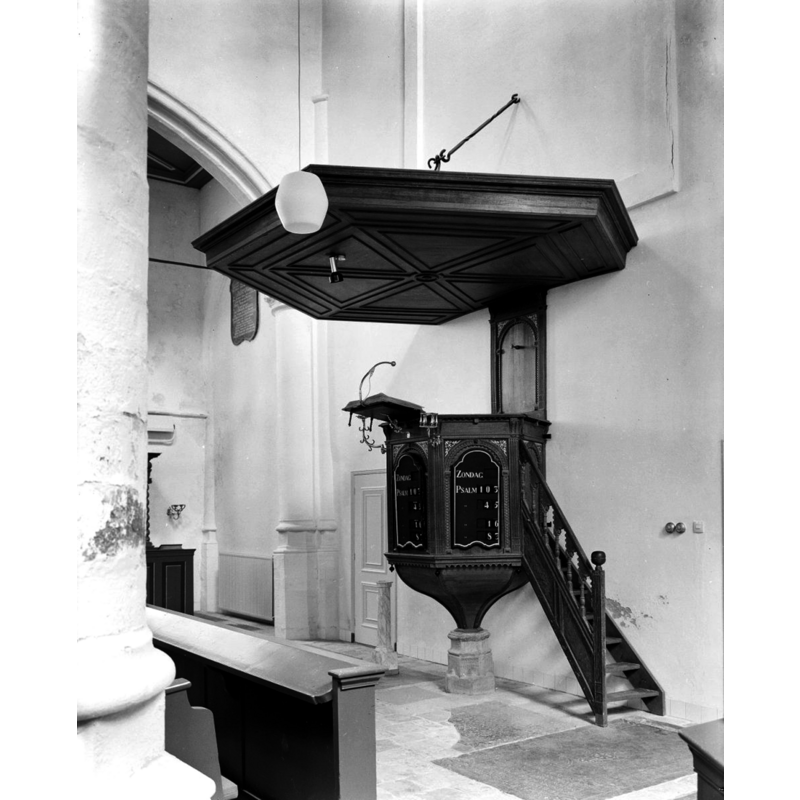 Source caption: "Nederlands Hervormde Kerk: Interieur, preekstoel"