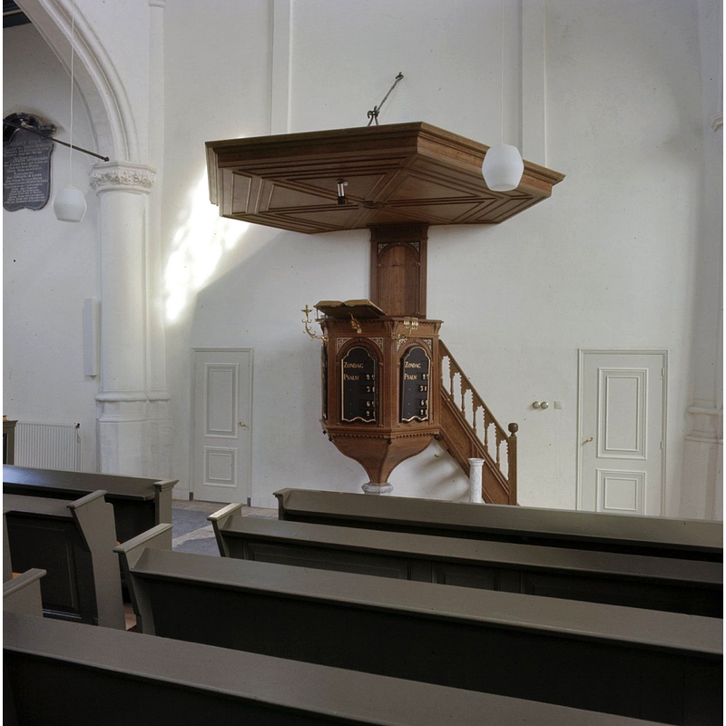 Source caption: "Nederlands Hervormde Kerk: Interieur, preekstoel" -- only the upper top of the stone base is visible here