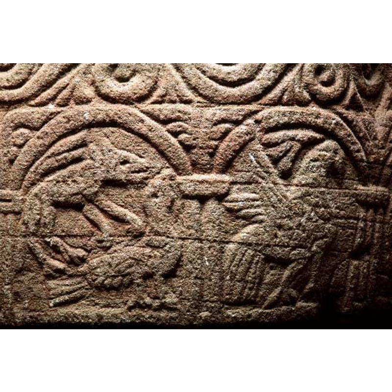 in the right arch; not clear whether the ornament on top is meant to be part of the animal