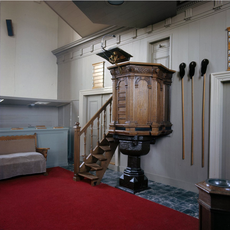 Source caption: " Nederlands Hervormde Kerk: Interieur, overzicht van de preekstoel"