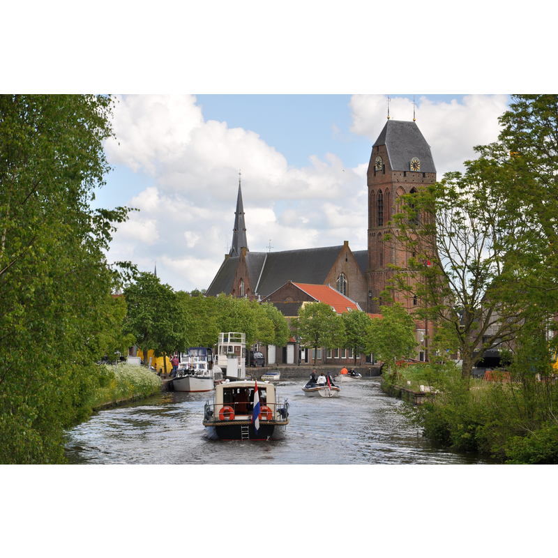 Source caption: "De Hollandse IJssel in Oudewater." -- Grote of Sint-Michaëlskerk in the background