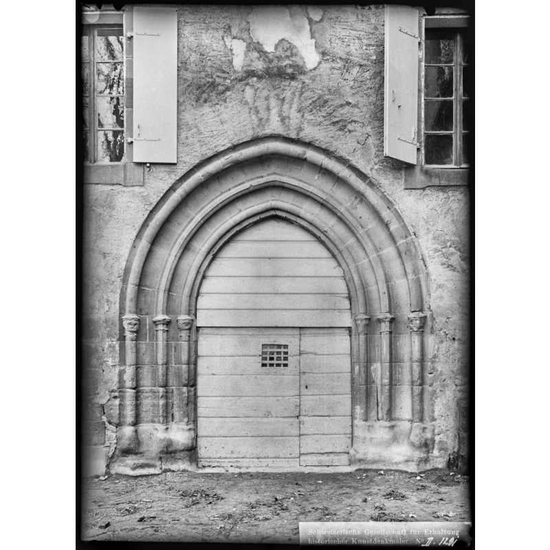 Source caption: "Hermance, Église, Portail, vue d'ensemble; Vue d'ensemble du portail de l'église de Hermance, dans le canton de Genève"