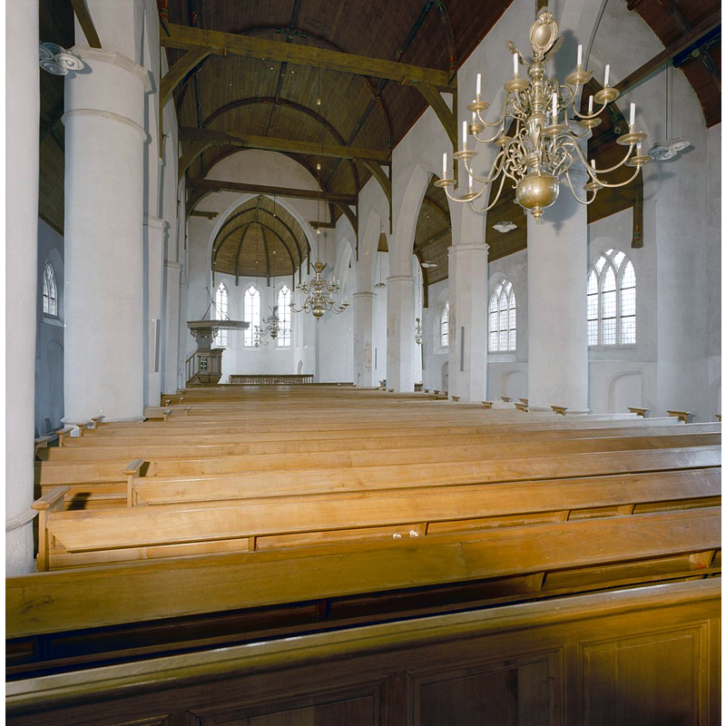 Source caption: "Nederlands Hervormde Kerk: Interieur richting koor, overzicht met houten tongewelf en schilderingen op de zuilen"