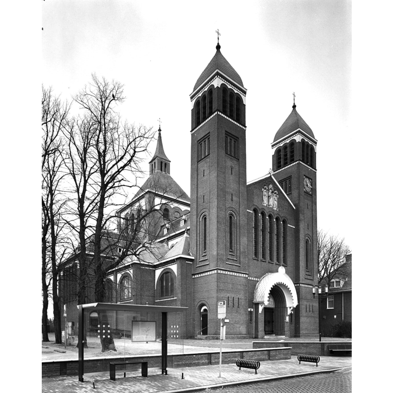 Source caption: "Sint Quirinuskerk: Overzicht noordwestgevel met toren"