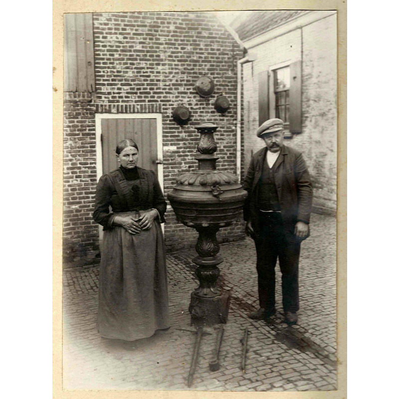 Source caption: "Marijn van de Rijzen en zijn echtgenote honderd jaar geleden met de opgegraven doopvont."