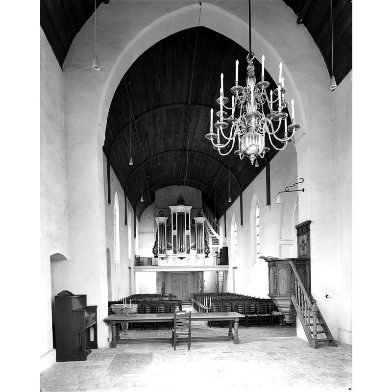 Source caption: "Nederlands Hervormde Kerk: Interieur naar het westen" -- showing the font in the foreground, left side